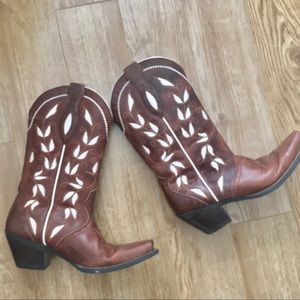ARIAT  Women’s Brown Leather Western Boot w Embroidery Stitch Detail  Size 8